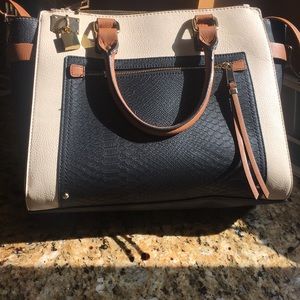 Multipurpose Tote with all included accessories.